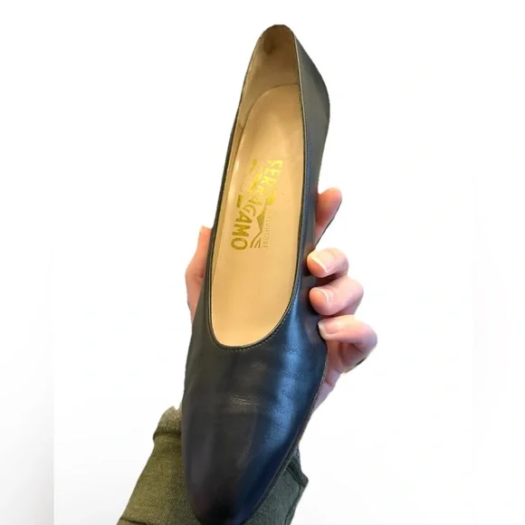 Vintage Ferragamo Cone Heels Navy Pumps 7.5 AA Narrow Pump 2.5” Italy Leather - Picture 4 of 16